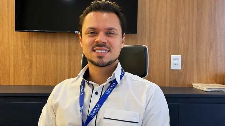 Integrante da equipe Delta no escritório